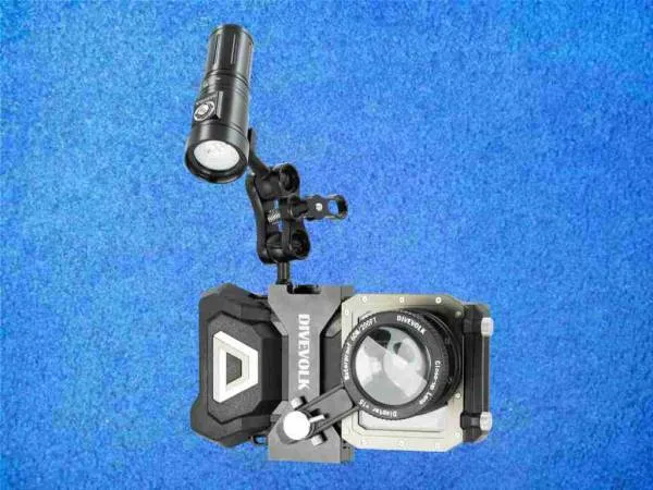 Divevolk SL20 Videolampe am SeaTouch 4 MAX Plus Smartphonegehäuse