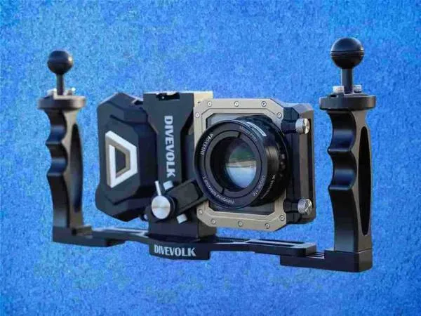 Divevolk Makroobjektiv PRO +18 mit 67mm Gewinde am Smartphonegehäuse