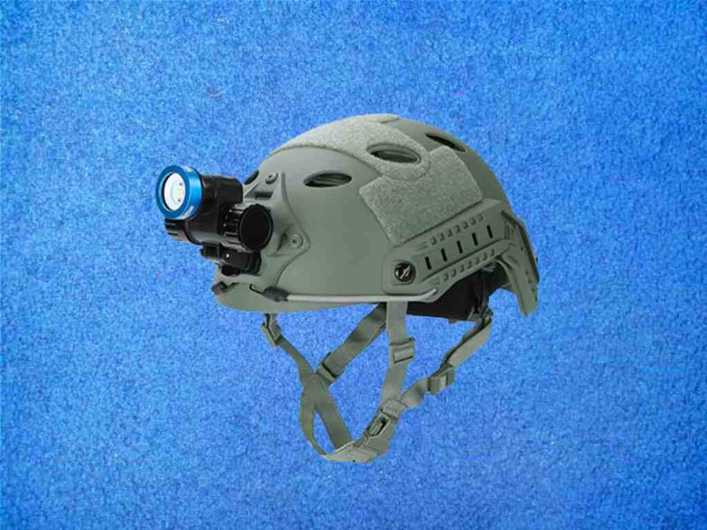 Bigblue HL1000XW Tauchlampe am Tauchhelm Bigblue HL1000XW Tauchlampe am Tauchhelm