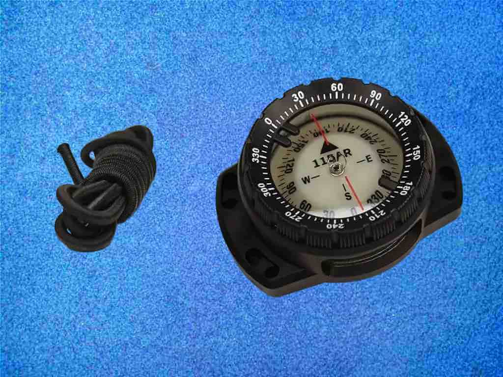 Kompass mit Bungee Mount schwarzem Stellring bei Dive2.me Kompass mit Bungee Mount schwarzem Stellring bei Dive2.me
