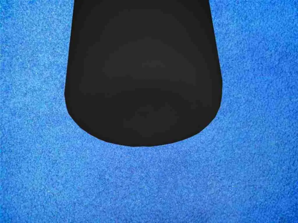 schwarzer konkavem Boden